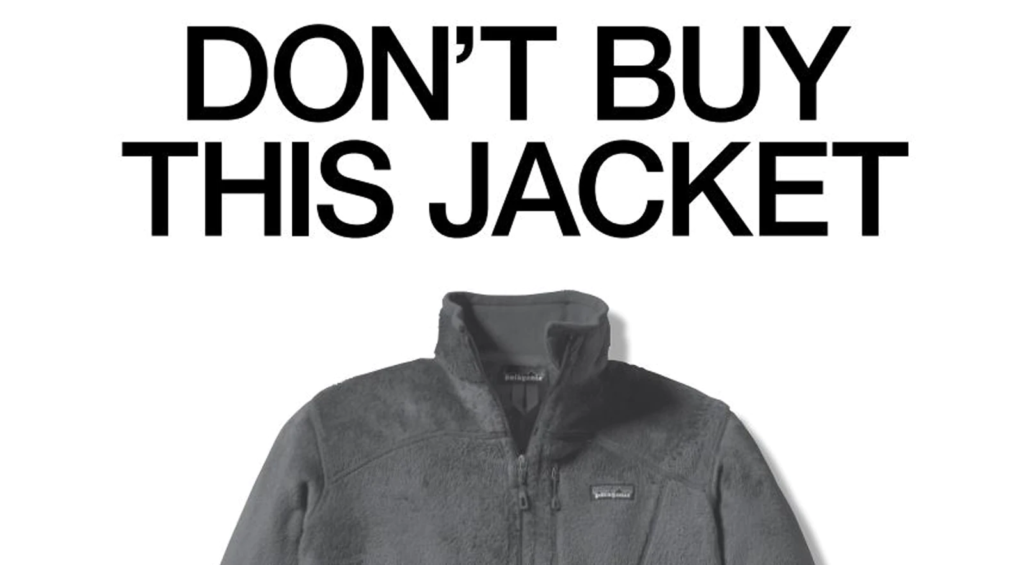 Bild der "Don't Buy This Jacket"-Kampagne von Patagonia, auf dem die neue Jacke zu sehen ist. die Kampagne soll auf den übermäßigen Konsum der Gesellschaft aufmerksam machen.